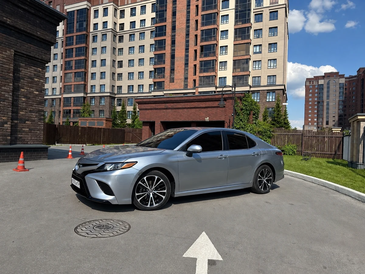 Toyota Camry, вид спереди