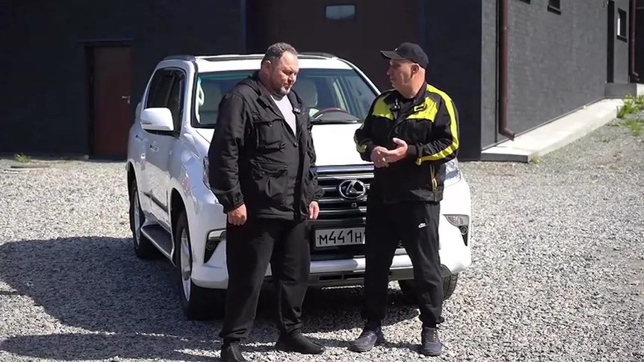 Василий рядом с полученным Lexus GX 460 и ведущим Garage 54